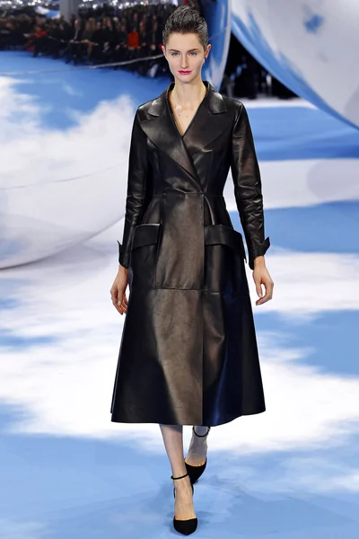 Look 16